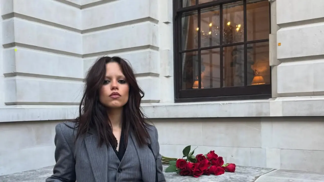 Jenna Ortega dan Gaya Androgini Penuh Sikap dalam Setelan Abu-Abu Ann Demeulemeester