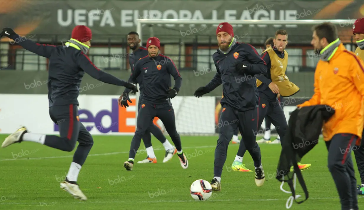 Daniel de Rossi, salah satu pemain senior di AS Roma yang akan diandalkan pengalamannya untuk laga melawan FK Austria. (Bola.com/Reza Khomaini)