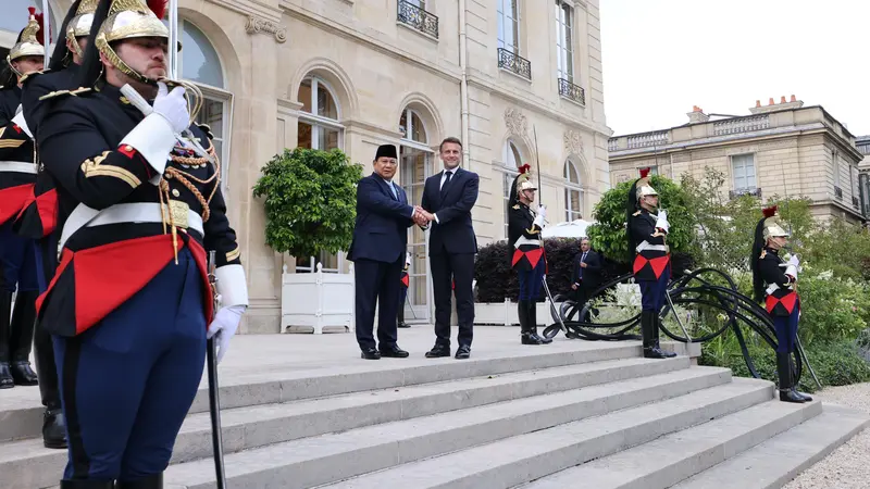 Menteri Pertahanan (Menhan) RI Prabowo Subianto disambut hangat Presiden Prancis Emmanuel Macron, di  Istana Elysee, Rabu (24/7/2024).