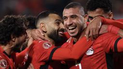 Pemain Liverpool tersebut berhasil membawa Mesir unggul 2-0 setelah memberikan assist untuk gol Ramy Raiba melalui sepak pojok. (AFP/Franck Fife)