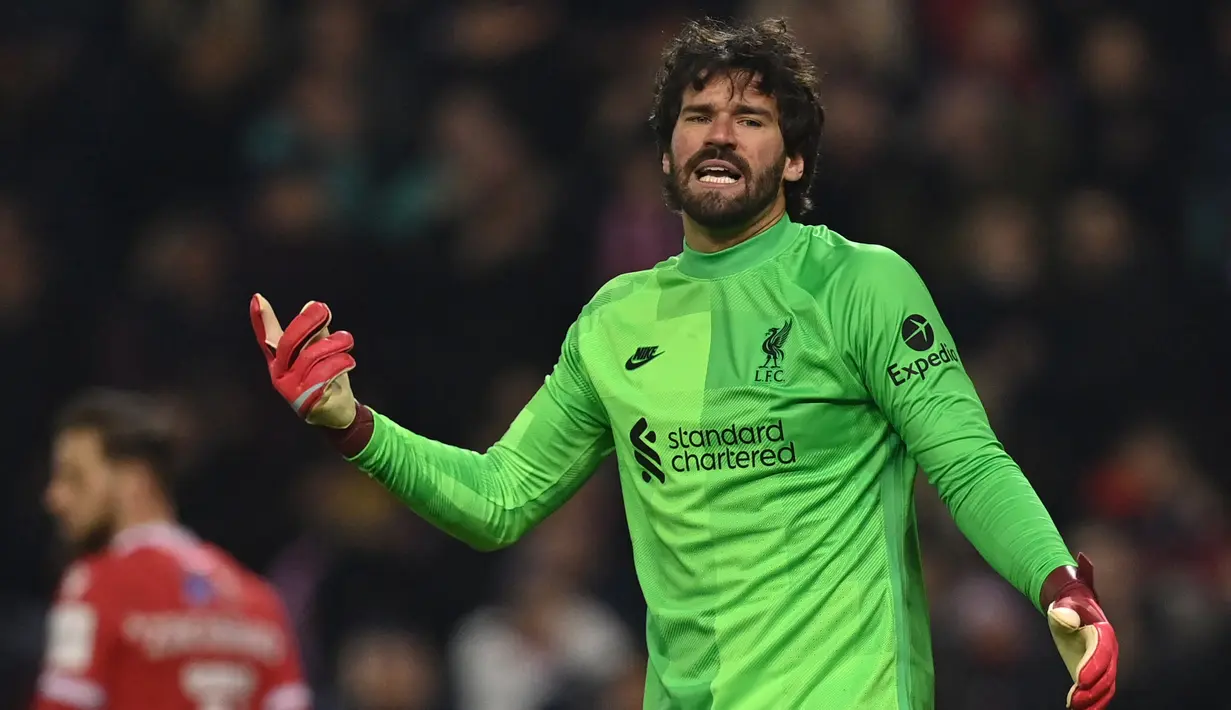 <p>Alisson Becker berperan penting untuk kemenangan Liverpool atas Manchester City pada laga lanjutan Liga Inggris 2022/2023 di Anfield, Minggu (16/10/2022) malam WIB. Selain berhasil menjaga gawangnya tanpa kebobolan, ia juga berhasil mencetak assist untuk Mohamed Salah yang berbuah menjadi satu-satunya gol kemenangan. Pemain asal Brasil itu sejauh ini tercatat telah membuat tiga assist di Liga Inggris. (AFP/Paul Ellis)</p>