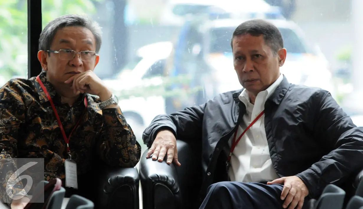 Richard Joost Lino berbincang dengan kuasa hukumnya saat menunggu di dalam  gedung KPK, Jakarta, Jumat (5/2). RJ Lino diperiksa terkait dugaan kasus korupsi pengadaan quay container crane (QCC) tahun 2010. (Liputan6.com/Helmi Afandi)