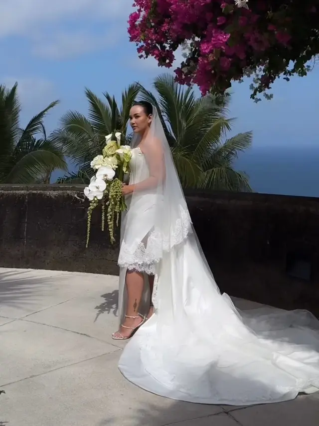 Alexandra Daguise memilih mengenakan veil panjang saat resepsinya di Bali. [@brideswhisperer]