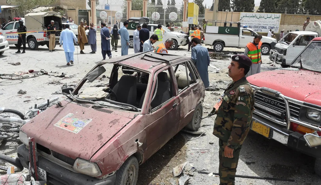 Personel keamanan berjaga di lokasi serangan bom bunuh diri di Quetta, Pakistan, Rabu (25/7). Serangan dilakukan dekat sebuah tempat pemungutan suara (TPS) Pemilu Pakistan. (BANARAS KHAN/AFP)
