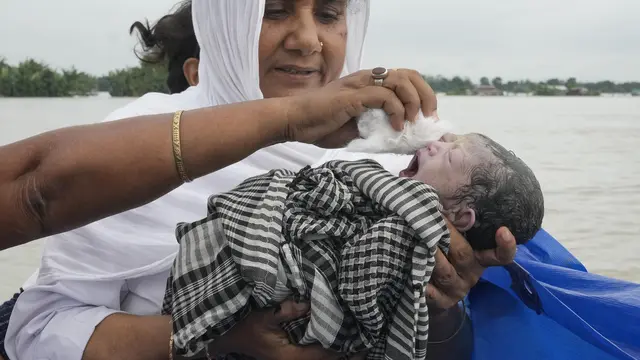 Dramatis, Ibu di India Melahirkan di Atas Perahu