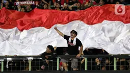 Suporter saat menyaksikan laga Timnas Indonesia U-19 melawan Vietnam U-19 pada kualifikasi grup A Piala AFF U-19 2022 di Stadion Patriot Candrabhaga, Bekasi, Jawa Barat, Sabtu (2/7/2022). Selama menyaksikan laga, para suporter terus meneriakkan yel-yel dukungan untuk Timnas Indonesia U-19. (Liputan6.com/Helmi Fithriansyah)