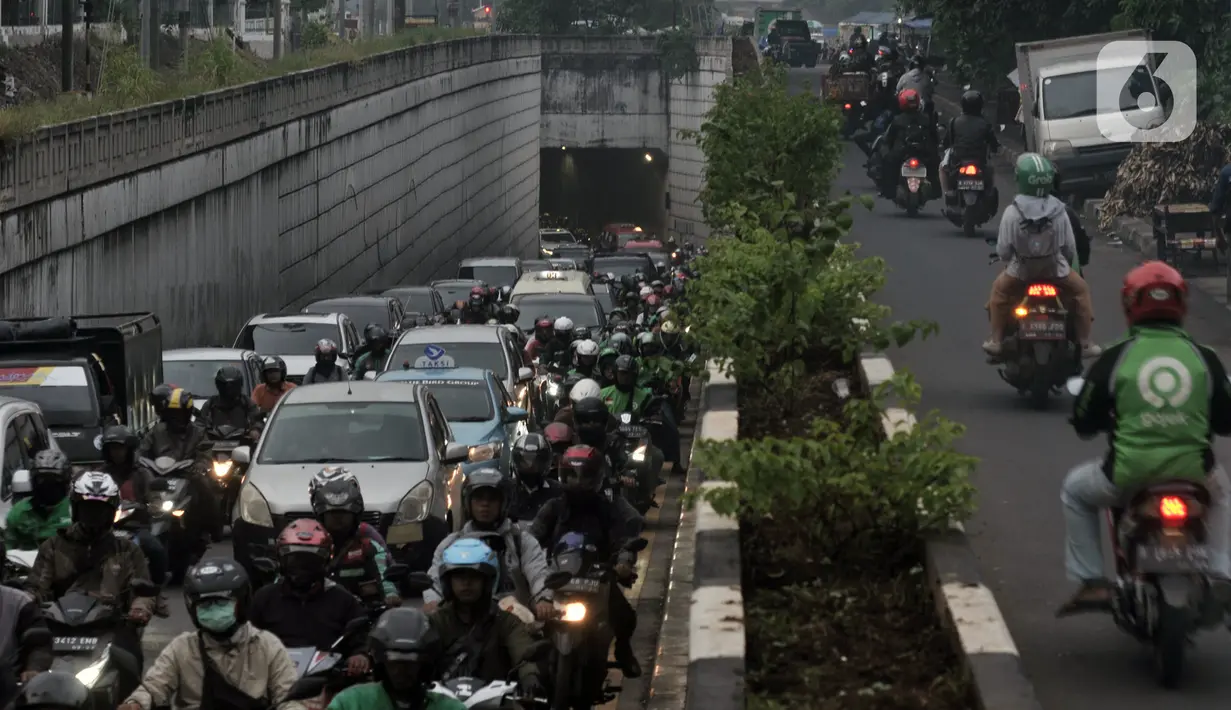 Kendaraan terjebak kemacetan saat melintasi Underpass Pasar Minggu, Jakarta, Kamis (12/3/2020). Kemacetan yang terjadi di Underpass Pasar Minggu imbas dari pembangunan Flyover Poltangan. (merdeka.com/Iqbal Nugroho)