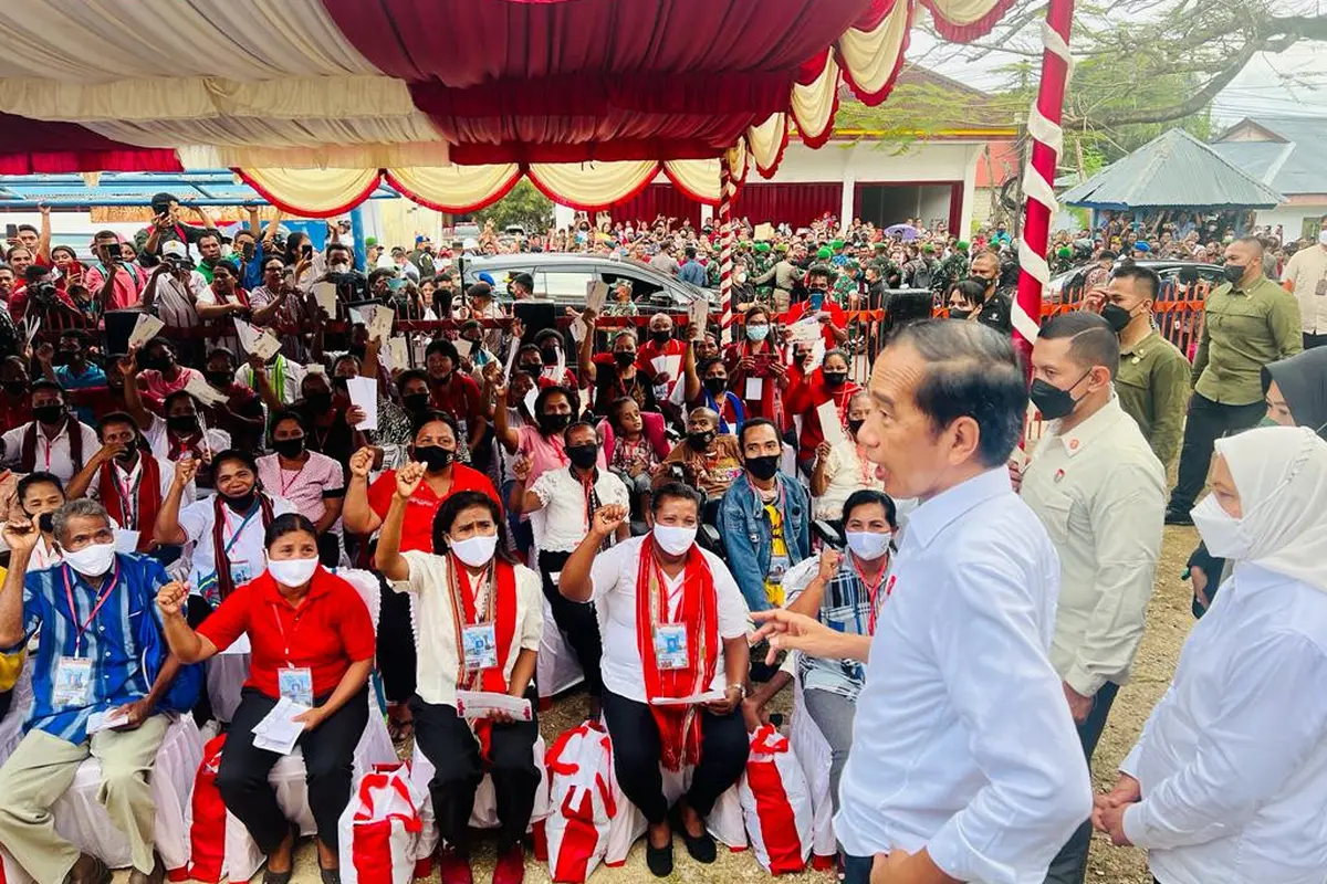 Presiden Jokowi mengecek pemberian bantuan langsung tunai (BLT) BBM dan BLT Produktif kepada masyarakat di Kabupaten Kepulauan Tanimbar.
