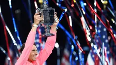 Rafael Nadal mengangkat trofi AS Terbuka 2017 setelah mengalahkan petenis Afrika Selatan, Kevin Anderson pada final tunggal putra di USTA Billie Jean King National Tennis Center,  New York, (10/9/2017). Rafael Nadal menang 6-3, 6-3, 6-4. (AFP/Jewel Samad)