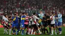 Keributan terjadi antara pemain River Plate dan pemain Boca Junior dalam pertandingan Argentine Professional Football League Tournament 2023 yang berlangsung di El Monumental stadium, Senin (8/5/2023) pagi WIB. (AFP/Luis Robayo)