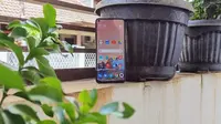 Penampakan depan Xiaomi Mi 10T Pro (Liputan6.com/Agustinus M. Damar)