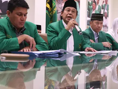 Ketum DPP PPP Djan Faridz bersama pengurus partai memberikan keterangan tentang putusan MK terkait membolehkannya pencantuman aliran kepercayaan pada kolom agama di KTP di kantor DPP PPP, Jakarta, Selasa (14/11). (Liputan6.com/Angga Yuniar)