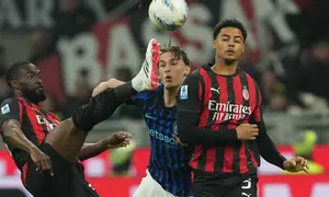 Usai jeda, Inter Milan bermain lebih ketat dan segera mengurung pertahanan AC Milan. Tampak dalam foto, pemain AC Milan, Fikayo Tomori (kiri), menghalau bola di depan Francesco Pio Esposito dari Inter Milan dan Koni De Winter dari AC Milan saat pertandingan pekan ke-28 Serie A Italia 2025/2026, di Stadion San Siro, Minggu 8 Maret 2026 waktu setempat atau Senin (9/3/2026) dini hari WIB. (AP Photo/Antonio Calanni)