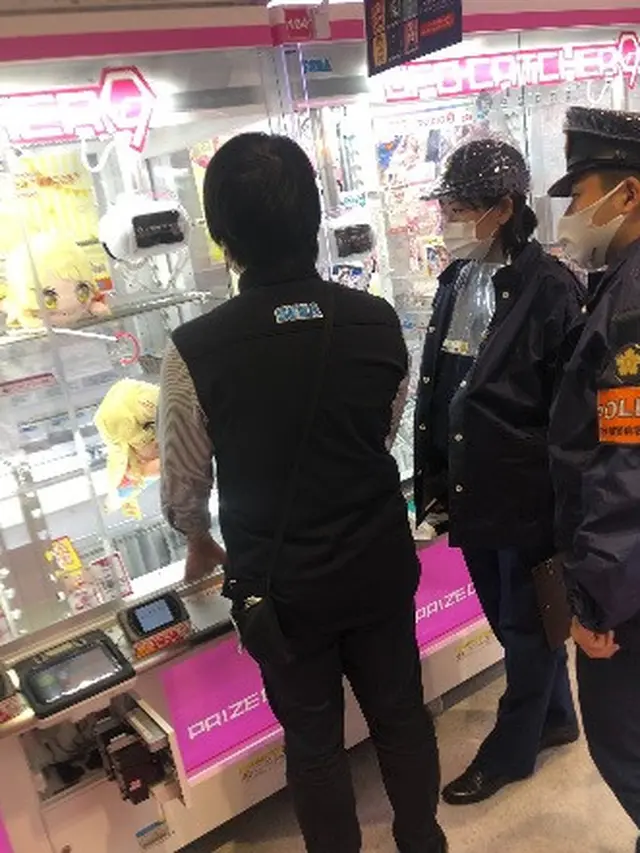 pria panggil polisi usai gagal main mesin capit boneka 200 kali