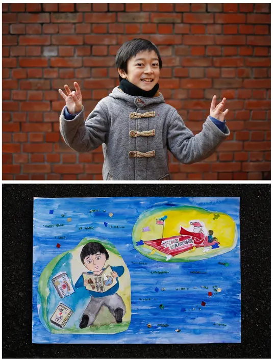 Natsuki Ariga (9 Th), berpose usai menggambar tentang hadiah apa yang dia ingin saat Natal dari Santa di Tokyo, Jepang 1 Desember 2016. Natsuki ingin mendapatkan buku komik di Jepang dan sejarah dunia. (REUTERS / Toru Hanai)