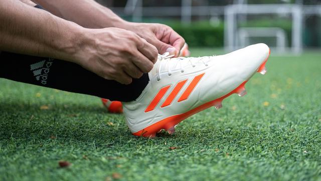 Sepatu Bola Adidas.