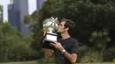 Selain trofi yang diterima Roger Federer pun menerima uang sebagai hadiah pemenang pertama sebesar empat juta dolar Australia. (AP/Dita Alangkara)
