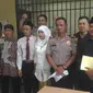 Sepasang muda mudi menikah di kantor polisi Bojonggede, Bogor. (Liputan6.com/Achmad Sudarno)