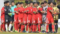 Para pemain Indonesia U-19 bersalaman dengan pemain Malaysia U-19 usai laga Kualifikasi Piala Asia U-19 2018 di Stadion Public, Paju, Senin (6/11/2017). Indonesia kalah 1-4 dari Malaysia. (AFP/Kim Doo-Ho)