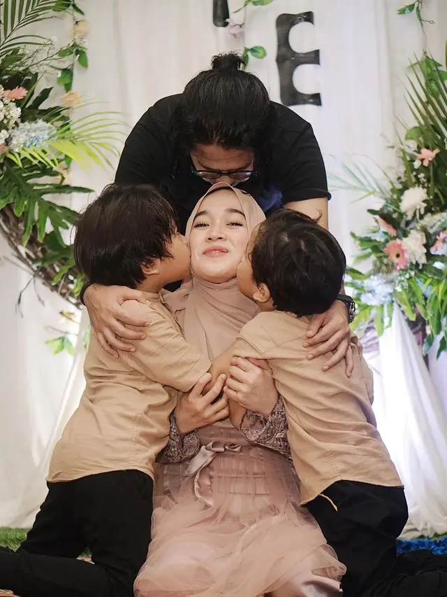 Diterpa Gosip Miring, Ini 6 Momen Kebersamaan Ayus Sabyan dan Sang Istri