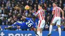 Pemain Leicester City', Riyad Mahrez (kiri) berusaha menendang bola ke arah gawang Stoke City dalam laga Liga Inggirs di Stadion King Power Stadium, Leicester, (23/1/ 20160. (AFP/Paul Ellis)