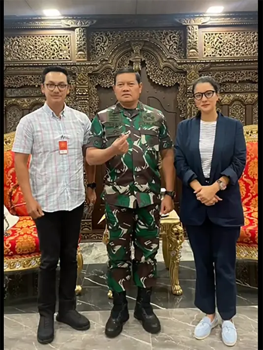 Membagikan potret bersama Panglima TNI, Laksamana Yudo Margono dan juga artis senior Gunawan. [Instagram/marcella.zalianty]