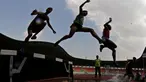 Para pelari melompat saat tampil pada Kejurnas Atletik 2019 nomor 3.000 meter steeplechase senior putra di Stadion Pakansari, Bogor, Rabu (8/8). Kejurnas Atletik berlangsung dari 3-7 Agustus. (Bola.com/Peksi Cahyo)