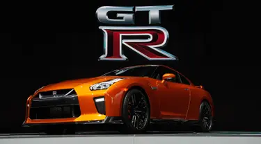 Nissan GT-R 2017  resmi diperkenalkan di New York International Auto Show 2016 di Manhattan, New York, Rabu (23/3). Mobil ini merupakan model terakhir dari Nissan GT-R R35. (Bryan Thomas/GETTY IMAGESNORTH AMERICA/AFP)