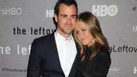 Sempat diisukan rumah tangganya berada di ujung tanduk, Jennifer Aniston makin mesra dengan sang suami, Justin Theroux.   