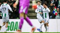 Penyerang Groningen, Thom van Berger, merayakan golnya bersama rekan-rekan setimnya, usai membobol gawang Ajax yang dikawal Maarten Paes, dalam lanjutan Eredivisie di Euroborg Stadium, Groningen, Sabtu (7/3/2026). (Olaf Kraak / ANP / AFP)