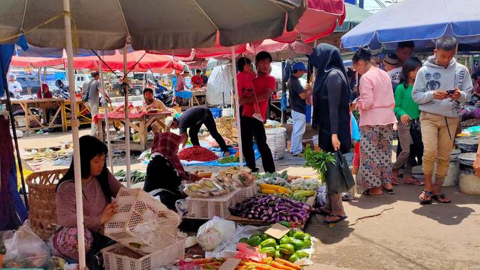 Aktivitas Pasar Tradisional Lemabang Palembang sebelum dibatasi jarak lapaknya (Liputan6.com / Nefri Inge)
