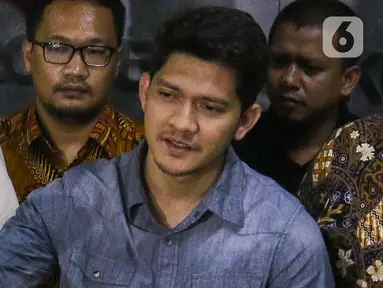 Aktor Iko Uwais memberikan keterangan seusai menjalani pemeriksaan di Polres Bekasi, Jumat (17/6/2022). Suami dari Audy Item itu diperiksa terkait dugaan kasus penganiayaan terhadap korban berinisial RD. (Liputan6.com/Herman Zakharia)