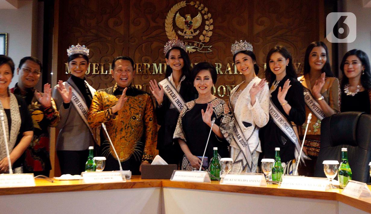 Ketua MPR Bambang Soesatyo (keempat kiri) foto bersama Puteri Indonesia 2020 Ayu Maulida (keenam kanan) dan sejumlah runner up di Kompleks Parlemen, Senayan, Jakarta, Kamis (12/3/2020). Puteri Indonesia 2020 Ayu Maulida dan sejumlah runner up didaulat menjadi Duta MPR RI. (Liputan6.com/Johan Tallo)
