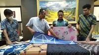 Penjualan karpet di masa pandemi Covid-19 mulai meningkat. (Dian Kurniawan/Liputan6.com)