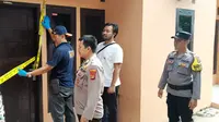 Polisi saat olah TKP seorang wanita yang tewas diduga bunuh diri di dalam rumah kontrakannya di Bandar Lampung. Foto : (Istimewa).