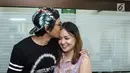 Joanna Alexandra dan Raditya berpose seusai jumpa pres kelahiran anak ke 4, Jakarta, Selasa (30/5). Baby Zio sapaan putri kesayangan Joanna mengalami masalah pernapasan dan harus menjalani perawatan intensif oleh dokter. (Liputan6.com/Herman Zakharia)