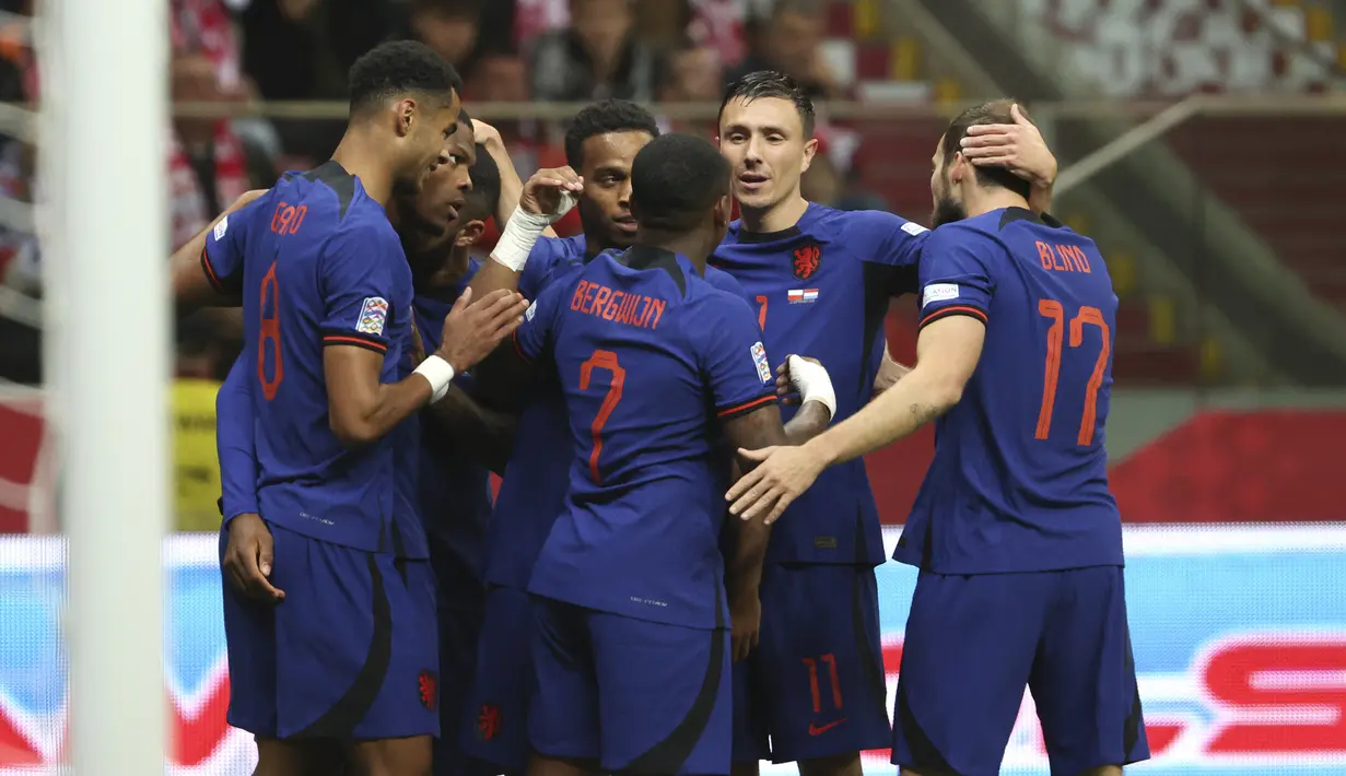 Para pemain timnas Belanda berselebrasi setelah pemain Belanda Cody Gakpo mencetak gol pembuka timnya ke gawang Polandia dalam lanjutan UEFA Nations League A di Stadion Narodowy, Warsawa pada Jumat (29/09) dini hari WIB. Belanda sukses menundukkan Polandia 2-0 lewat gol yang disumbangkan oleh Cody Gakpo dan Steven Bergwijn. (AP Photo/Michal Dyjuk)