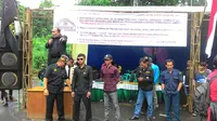 Truk sampah Bogor menuju Tempat Pembuangan Akhir (TPA) Galuga diadang selama 1 pekan oleh LSM Komite Reformasi dan Keadilan (Korek).