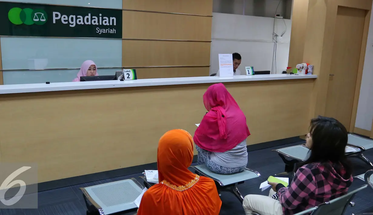 Warga saat menunggu transaksi di pegadaian di Jakarta, Rabu (29/6). Transaksi gadai di kalangan masyarakat diprediksi akan terus alami peningkatan selama bulan Ramadan hingga Juli. (Liputan6.com/Angga Yuniar)