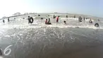 Suasana Pantai Alam Indah saat libur lebaran, Tegal, Jawa Tengah, Minggu (10/7). Pantai Alam Indah menjadi salah satu objek wisata yang ramai dikunjungi untuk mengisi libur lebaran. (Liputan6.com/Herman Zakharia)