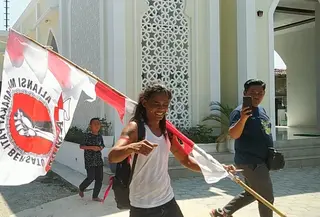 Ali salah seorang aktivis AMPB kembali pulang kerumahnya. (Liputan6.com/Arief Pramono)