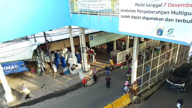 Sejumlah warga memilih berjalan di kolong jembatan dan melompati beton pembatas dari pada melintas di skybridge Tanah Abang.