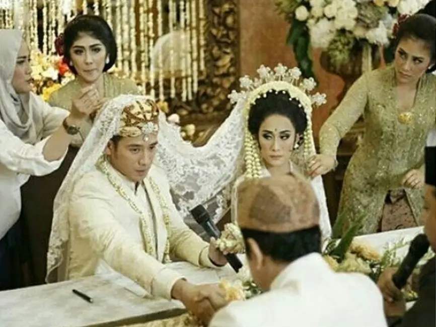 Menggelar pernikahan di Bumi Sangkuriang, Bandung, Jawa Barat, pada Sabtu (22/4/2017). Di prosesi akad nikah, Tarra mempersembahkan mas kawin berupa perhiasan untuk wanita berdarah Sunda itu. (Instagram/ratu_nyinyir)