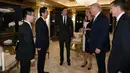 PM Jepang Shinzo Abe saat bertemu dengan Donald Trump di Trump Tower di Manhattan, New York, AS (17/18). Shinzo Abe mengatakan Jepang ingin membangun kepercayaan dan kerjasama dengan AS. (Cabinet Public Relations Office/HANDOUT via Reuters)