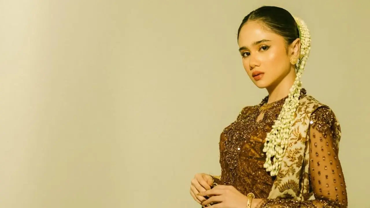 Pesona Tissa Biani Kenakan Ronce Melati. [@tissabiani]