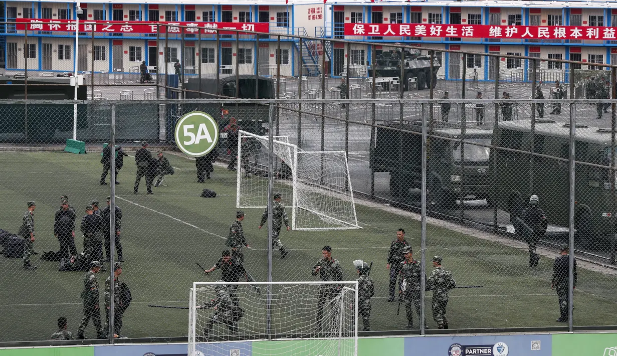 Suasana latihan polisi paramiliter China di stadiun olahraga di Shenzhen, kota di dekat perbatasan dengan Hong Kong, China (30/10/2019). Media milik pemerintah China melaporkan  mereka merupakan bagian dari polisi bersenjata yang bernaung di bawah komando Komisi Militer Pusat. (AP Photo/Andy Wong)
