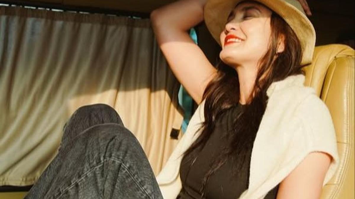 Intip Gaya Busana Independent Woman ala Luna Maya