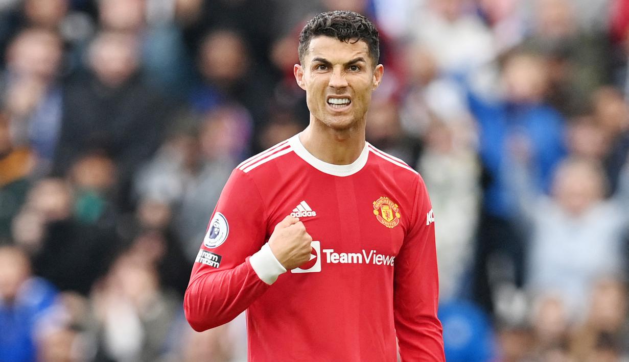 Cristiano Ronaldo - Sang megabintang tampil melempem di lini depan Manchester United. CR7 hanya mampu melepas tiga tendangan dan hanya satu yang mengarah ke target. Dia belum bisa menaklukkan Kasper Schmeichel. (AFP/Paul Ellis)