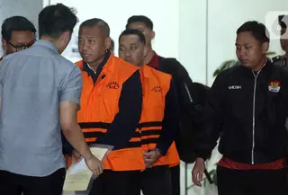 Dalam operasi tersebut, KPK mengamankan 16 orang, termasuk bupati dan sejumlah pejabat Pemerintah Kabupaten Tulungagung. Tampak dalam foto, Bupati Tulungagung, Gatut Sunu Wibowo (kedua kiri) dibawa petugas menuju mobil tahahan usai menjalani pemeriksaan intensif di Gedung Merah Putih Komisi Pemberantasan Korupsi (KPK), Jakarta, Minggu (12/4/2026) dini hari WIB. (Liputan6.com/Helmi Fitrhiansyah)