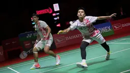 Pebulutangkis ganda putra Indonesia, Leo Rolly Carnando/Daniel Marthin bertanding melawan pebulutangkis ganda putra Jepang, Takuro Hoki/Yugo Kobayashi pada laga semifinal Indonesia Masters 2023 di Istora Senayan, Jakarta, Sabtu (28/01/2023). Leo/Daniel menang dengan skor 18-21, 21-17, 21-3. (Bola.com/Bagaskara Lazuardi)